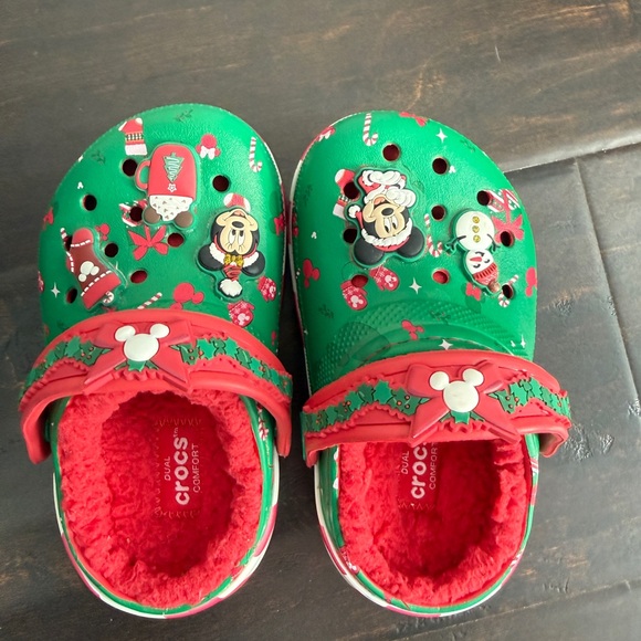 Crocs x Disney Parks Christmas 2024 Edition - Picture 2 of 9